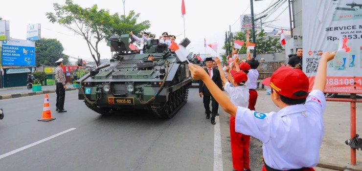 Benyamin-Pilar Saga Naik Tank Menuju Lokasi Upacara Peringatan HUT ke-79 RI di Lapangan Batalyon Kavaleri 9/Surya Dharma Kala