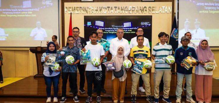 Dukung Perkembangan Sepak Bola, Benyamin Serahkan Bantuan 1000 Jersey dan 1.500 Bola untuk 38 SSB se-Tangerang Selatan