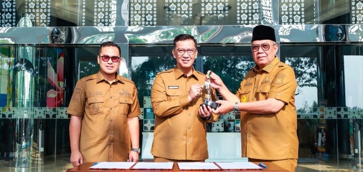 Wali Kota Benyamin dan Wakil Wali Kota Pilar Saga Serahkan Aset Negara Sebelum Cuti Pilkada Tangerang Selatan 2024
