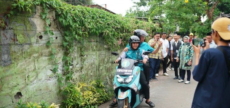 Kampanye Menyusuri Gang-gang Kecil, Benyamin Davnie Suka Naik Motor Demi Temui Warga