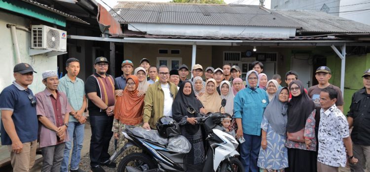 Pilar Saga Ichsan Gantikan Motor Petugas Kebersihan yang Dicuri Saat Bertugas